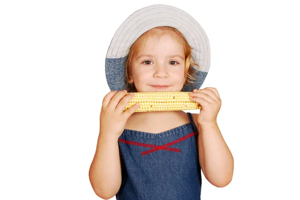 Маленькая девочка ест кукурузу — стоковое фото