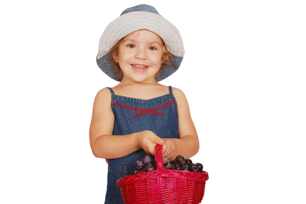 Petite fille tenant panier avec du raisin — Photo