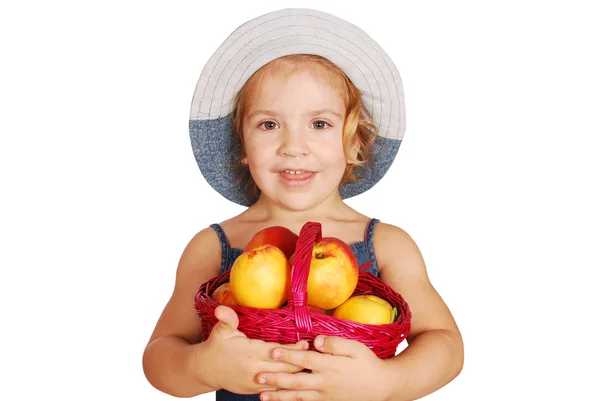 Menina segurando cesta com pêssegos — Fotografia de Stock