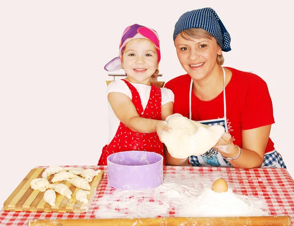 母亲和女儿使牛角面包 — 图库照片