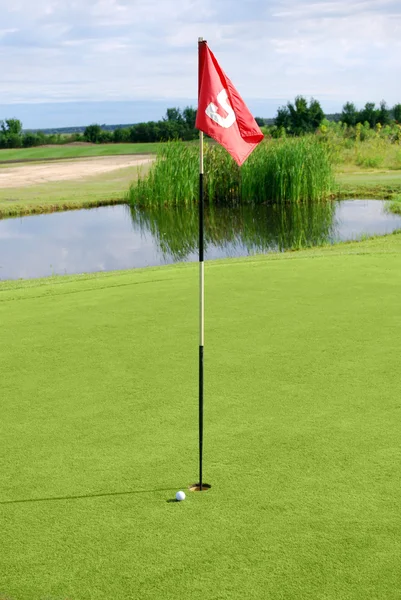 Pole golfowe z piłką — Zdjęcie stockowe