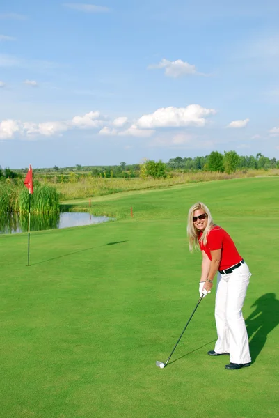 Blond meisje golfspeler — Stockfoto