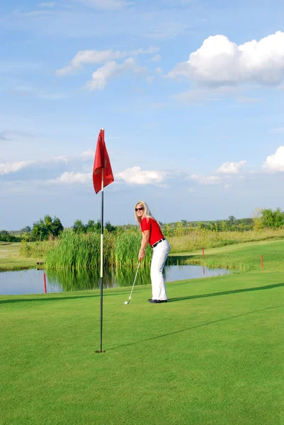 Menina loira jogando golfe — Fotografia de Stock