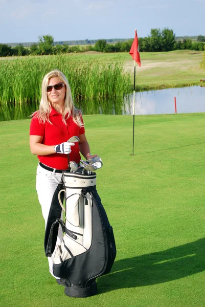 Flicka på golf fält — Stockfoto