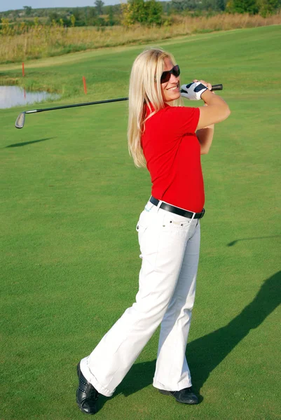Девушка играет в гольф — стоковое фото