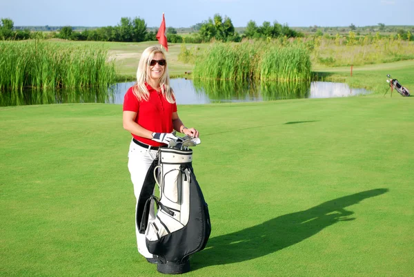 Девушка позирует на поле для гольфа — стоковое фото