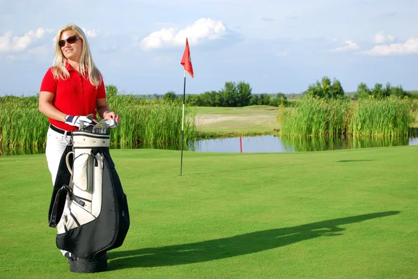 Golf sahasında golf çantası ile kız — Stok fotoğraf