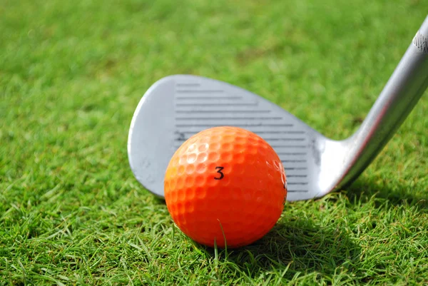 Kij golfowy i piłka — Zdjęcie stockowe