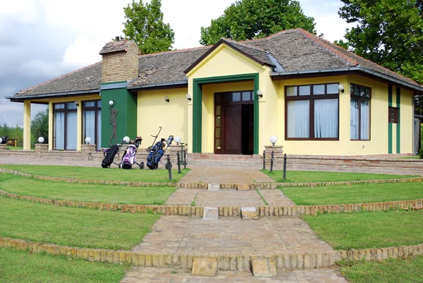 Casa club de golf con bolsa de golf — Foto de Stock
