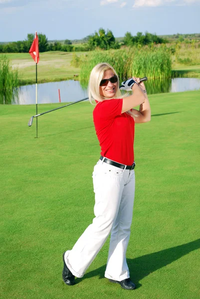 Güzel sarışın kız play golf — Stok fotoğraf