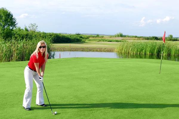 Schoonheid meisje op golf veld — Stockfoto