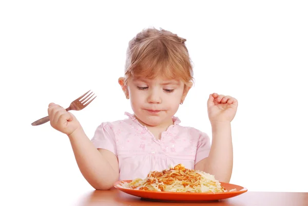 Krása holčička jíst špagety — Stock fotografie