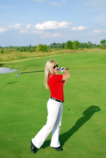 Sarışın kız play golf — Stok fotoğraf