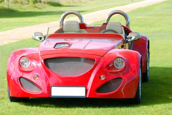 Vista frontale della cabriolet rossa veloce — Foto Stock