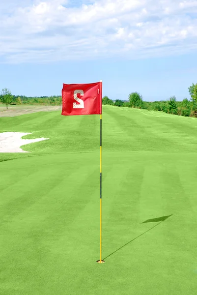 Golfbana med röd flagga — Stockfoto