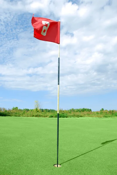 Гольф поле с красным флагом — стоковое фото