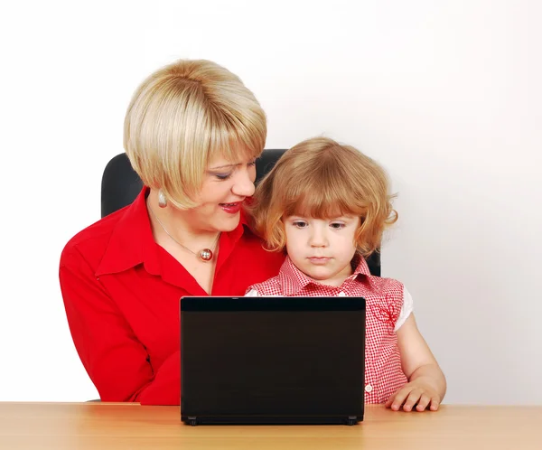 Kadın ve dizüstü bilgisayar ile küçük kız — Stok fotoğraf