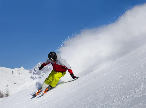 Esquiador descendente agressivo — Fotografia de Stock