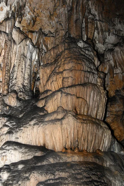 Stalactits ve stalagmits büyük azysh mağarasında. Rusya, Kuzey c — Stok fotoğraf