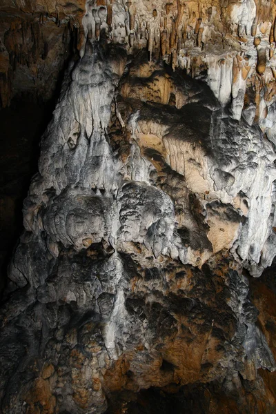 Estalactites e estalagmites na gruta Azysh. Rússia, Norte C — Fotografia de Stock