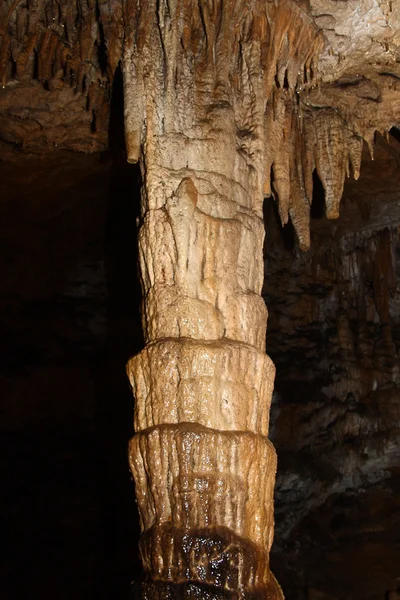 Stalagnat büyük azysh mağarasında. Rusya, Kuzey Kafkasya — Stok fotoğraf