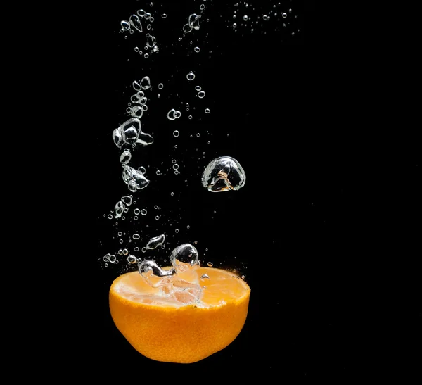 Orange i plusk wody — Zdjęcie stockowe