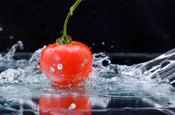 Pomodoro e spruzzi d'acqua — Foto Stock