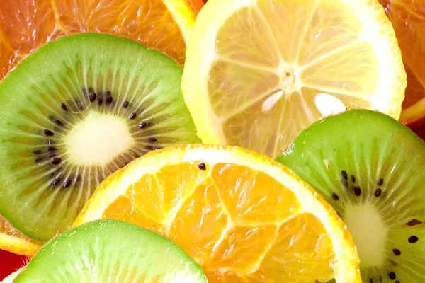 Plastry owoców (cytryny, kiwi, mandarynki, — Zdjęcie stockowe