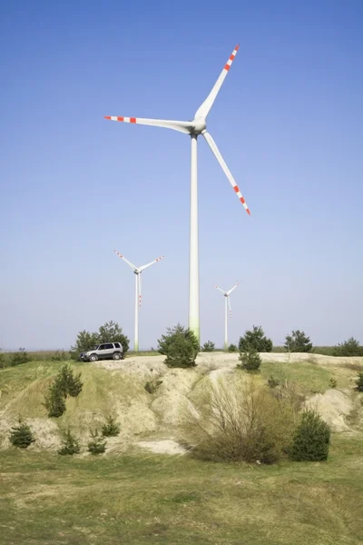 Ветряная турбина с дорожкой и автомобилем — стоковое фото