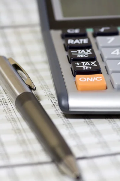 Equilibrar as contas. Calculadora, caneta — Fotografia de Stock
