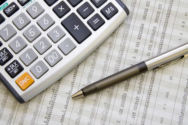 Équilibrer les comptes. Calculatrice, stylo — Photo