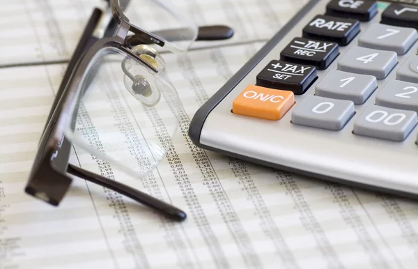 Calculadora, óculos e finanças — Fotografia de Stock