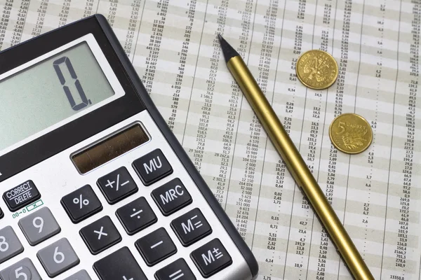 Калькулятор, карандаш, польские деньги — стоковое фото
