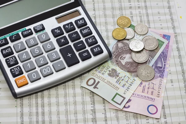 Calculadora, dinero polaco y periódico — Foto de Stock