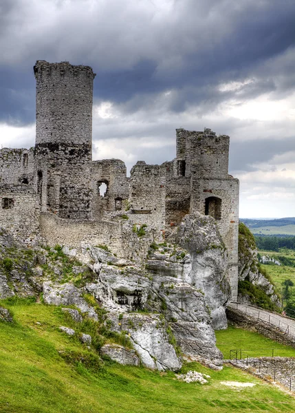 Παλιό κάστρο ερείπια στην Πολωνία στην Ευρώπη — Φωτογραφία Αρχείου