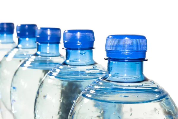 Рядок воду в пляшках — стокове фото