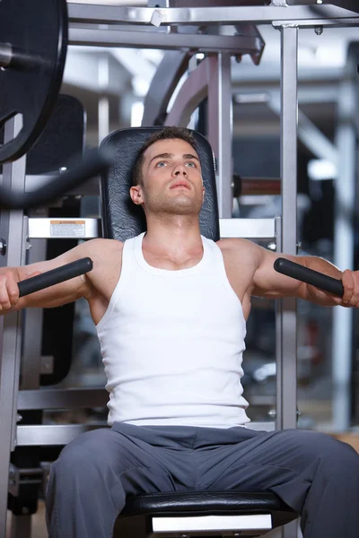 Man op de sportschool — Stockfoto