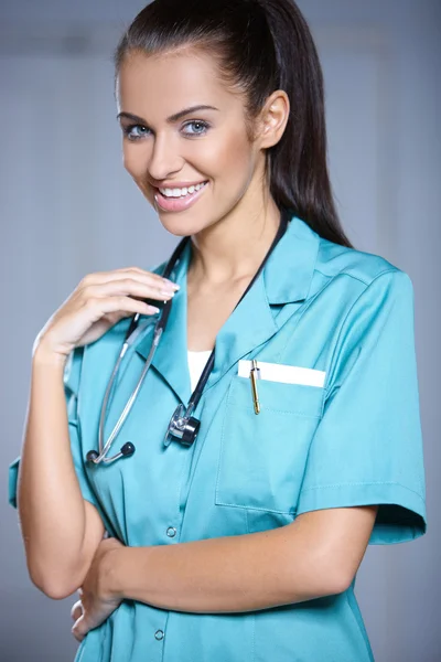 Porträtt av vackra kvinnliga läkare — Stockfoto