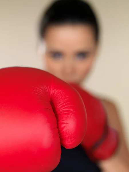 女の子のブルネットのボクシング — ストック写真