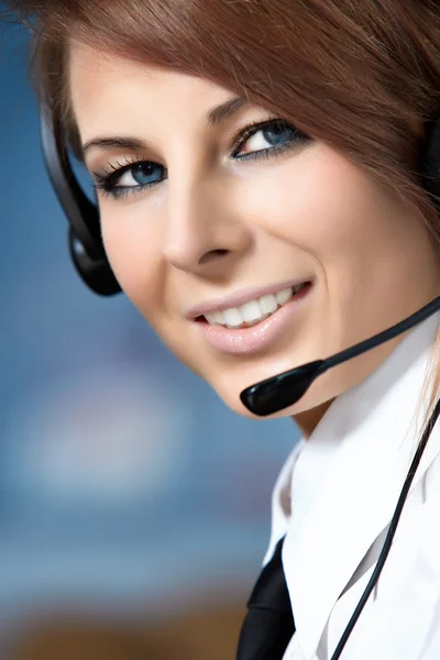 Vertegenwoordiger lachende call center vrouw — Stockfoto