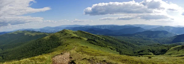 Panoramautsikt över gröna berg — Stockfoto