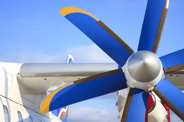 Vleugel met propeller van het passagiersvliegtuig — Stockfoto
