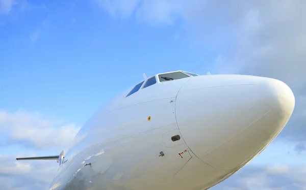 Witte reizigerskilometers vliegtuig — Stockfoto