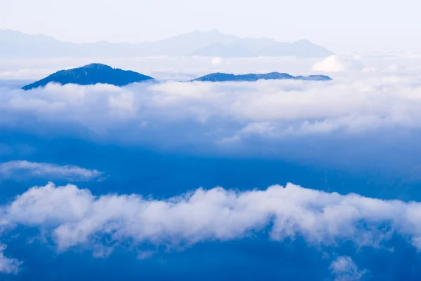 Berg in den Wolken — Stockfoto
