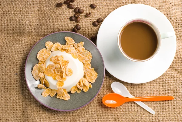 Melk pudding met zoete crips en koffie — Stockfoto