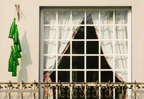 Площадь белого окна с перилами — стоковое фото