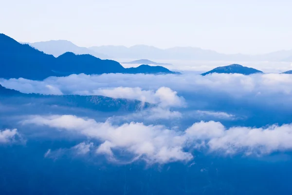 Berg in de wolken — Stockfoto