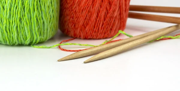 Knitting wools and needles — Stock Photo, Image