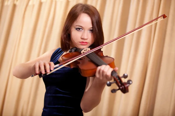 Hermoso violinista — Foto de Stock