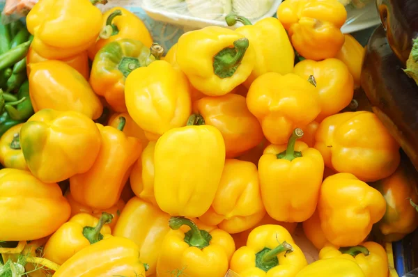 Zblízka papriky na trhu stojan — Stock fotografie
